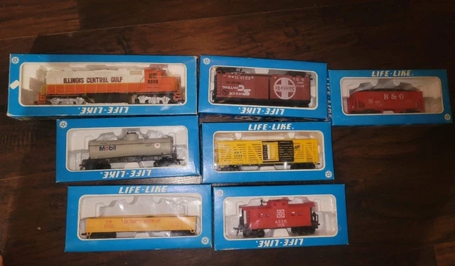 life like ho locomotive set with 6 box cars Illinois Central Gulf 
