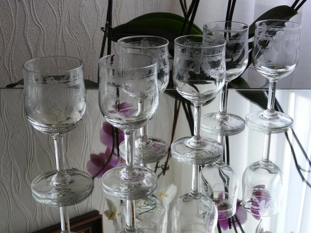 6 ANCIENS VERRES A PIED EN CRISTAL BACCARAT /  ST LOUIS cristal gravé ht.=12,3cm