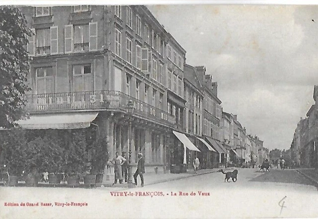 CPA carte postale ancienne VITRY le FRANCOIS rue de Vaux  animée