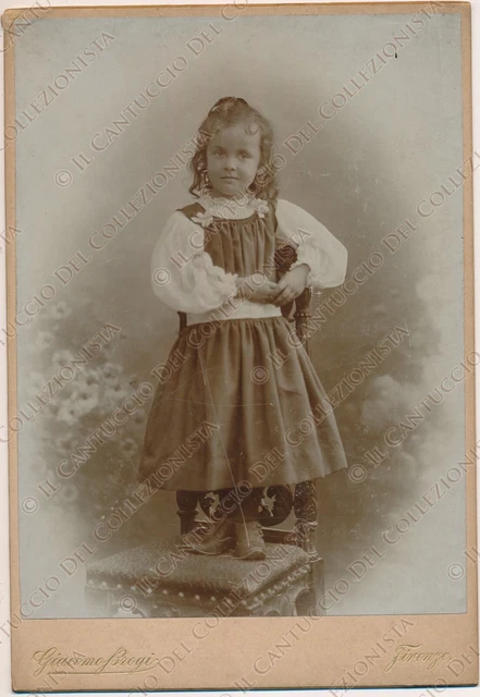1880c Ritratto Bambina sulla sedia Fotografia albumina Giacomo Brogi Firenze