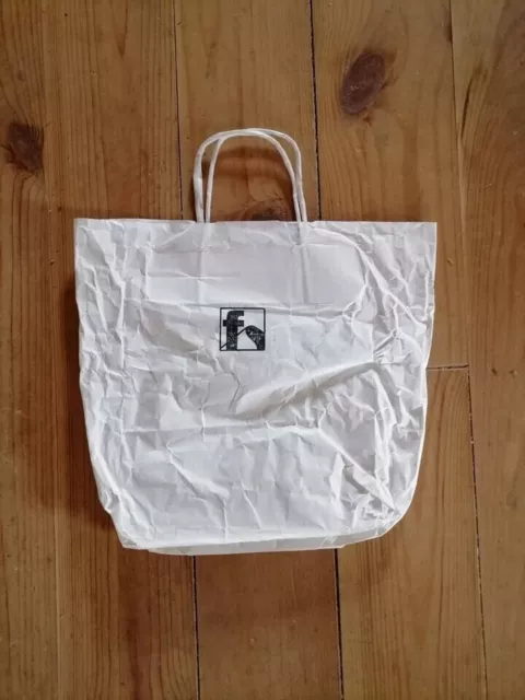 Facebook-Papiertasche mit historischem Logo des Social Networks