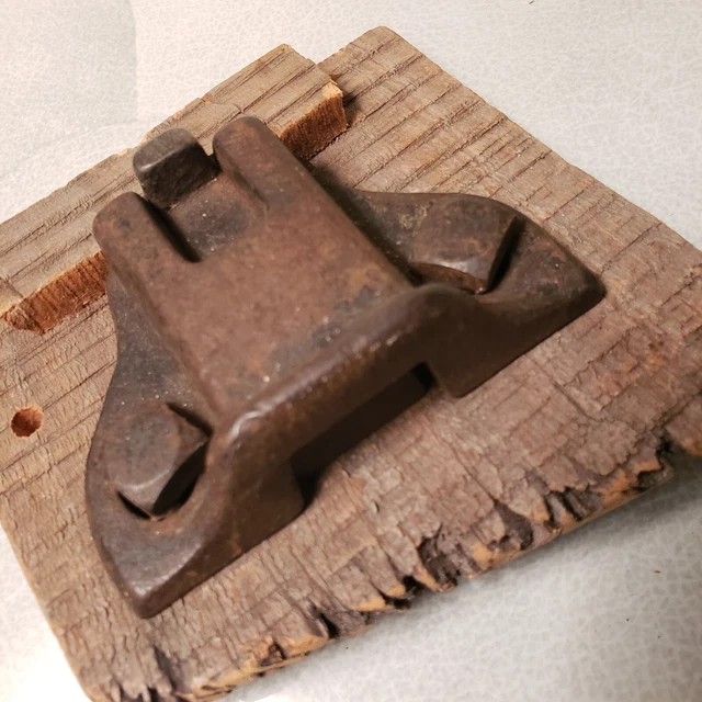 Antique Cast Iron old Farm Door Handle Pull Heavy Duty Cast Iron Salvage + Lock 9