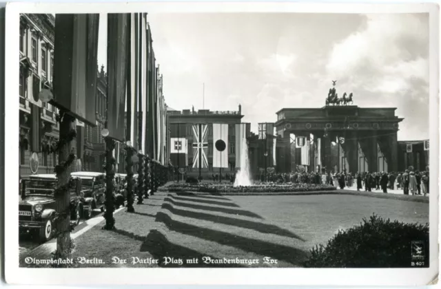 Foto-AK BERLIN Olympiastadt, Pariser Platz mit Brandeburger Tor, Fahnen 1936
