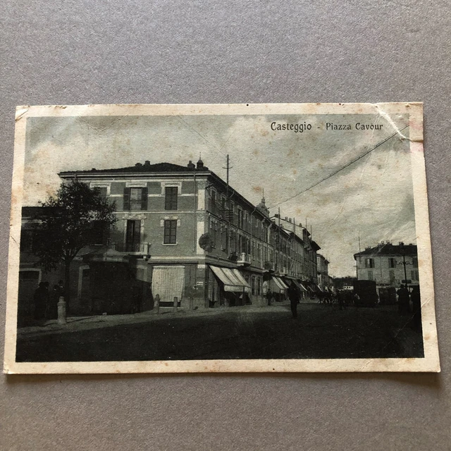 B) Cartolina formato piccolo Casteggio Pavia piazza Cavour angolo con strappo