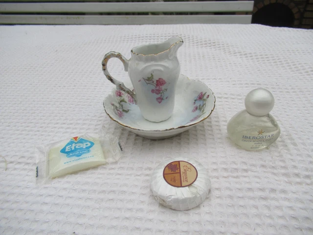 ANCIEN SUPERBE COFFRET en cuir repoussé de style