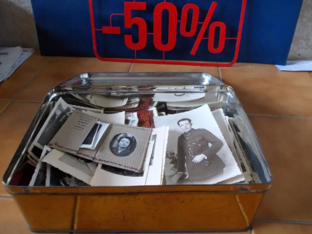 Lot d'anciennes photos de famille dans boîte en tôle