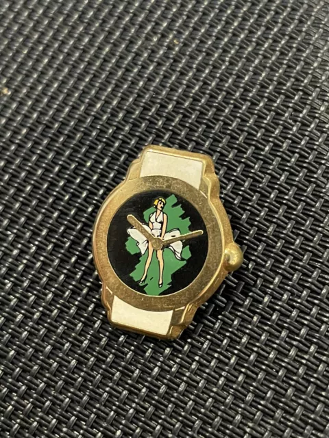 L&D🇫🇷 Pin’s MARYLINE MONROE Montre    Pins Rare Émaillé France