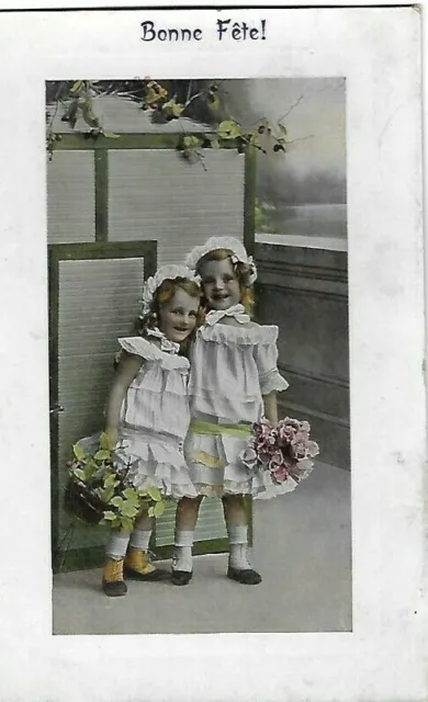 CPA carte postale ancienne fillettes en vert et rose  fleurs et dentelles fête