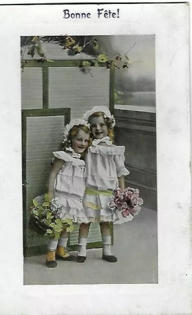 CPA carte postale ancienne fillettes en vert et rose  fleurs et dentelles fête