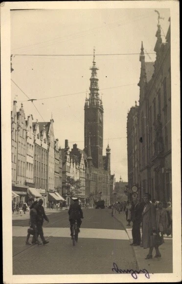 Foto Ak Gdańsk Danzig, Straßenpartie mit Rathaus - 10738289