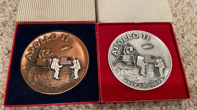 Apollo Moonlanding, 3" medal set, 7.5oz SILVER, with box, American Mint 1969 Apollo Moonlanding, 3" medal set, 7.5oz SILVER, with box, American Mint 1969