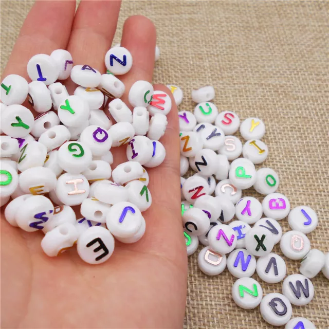100 piezas Cuentas de acrílico con patrón de letras de alfabeto blanco de 10 mm para collar pulsera