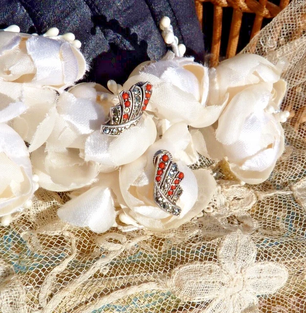 Paire De Clips Art Déco Années 1930 – Métal Blanc, Altuglas, 16 Strass