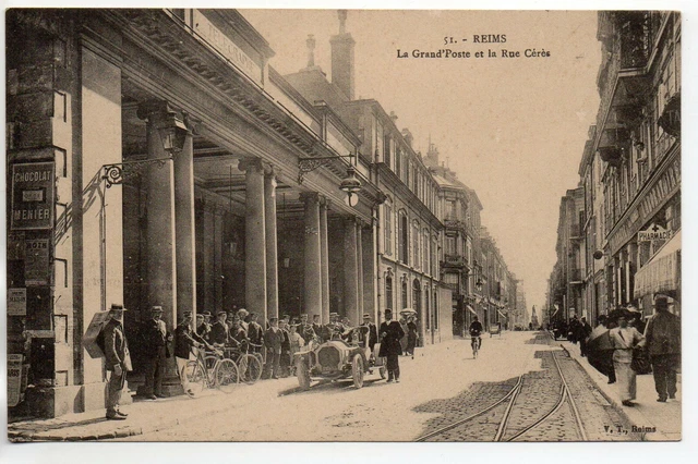 REIMS - Marne - CPA 51 - Théme Commerce - Voiture devant la grande POSTE