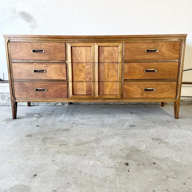 Mid Century Modern Dresser / Credenza Walnut 9 Drawer Wood Vintage Mid Century Modern Dresser / Credenza Walnut 9 Drawer Wood Vintage