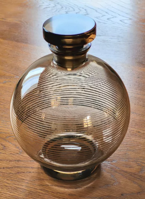 Carafe ronde design milieu XXe en verre fumé avec cercles dorés