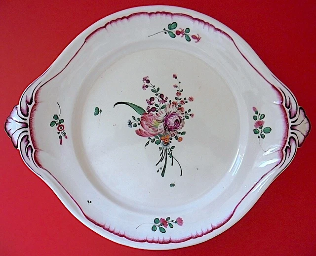 Plat ancien en faïence polychrome de l'est à décor floral.