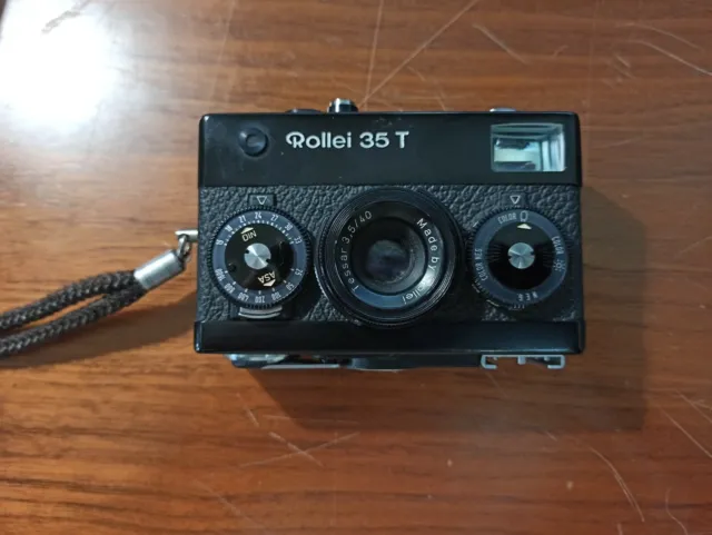 Macchina fotografica Rollei35T con custodia in pelle nera con cerniera
