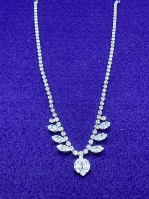 Pretty White Paste Cocktail Necklace With Droplet Stones 39 Cm