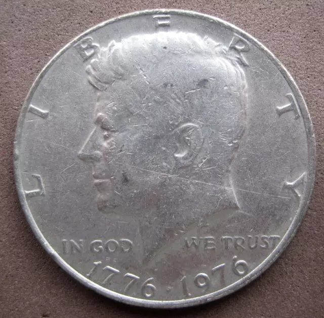 Kennedy - Bicentennial -  Half Dollar - 1976 - P Mint -  Circulated -*--*