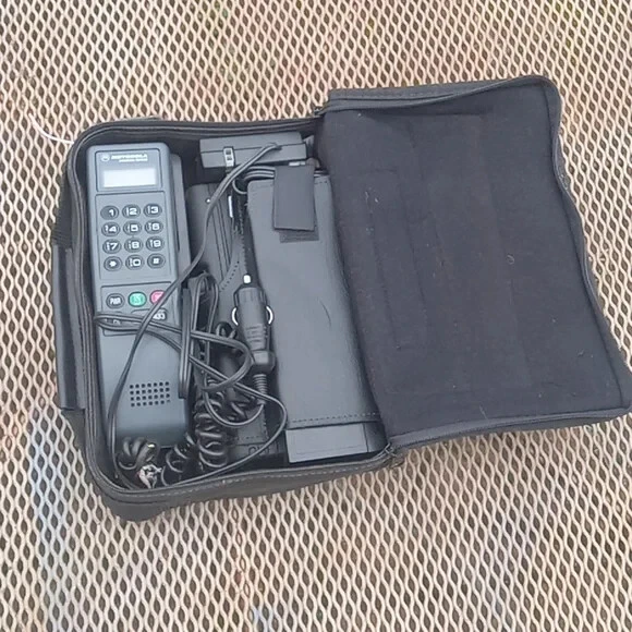 VINTAGE motorola  CELL PHONE ms 833 with case