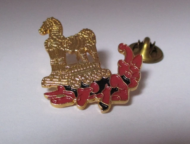 Pin’s Villa Caroline – Zamac Doré Signé Shangai Bay Paris – Collection