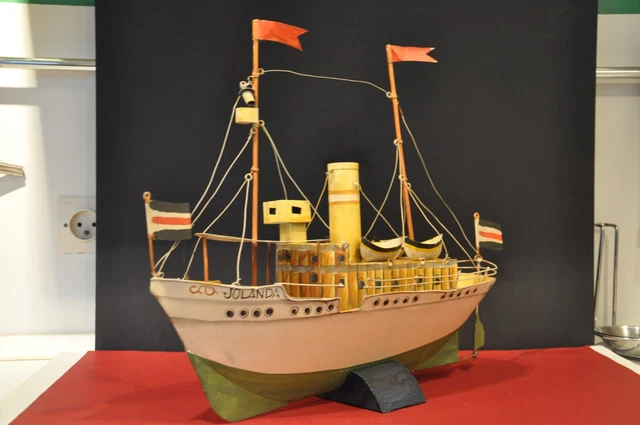 Schuco_ancien jouet_Bateau model Delfino 5411 complet (D'occasion) à Schuco_ancien jouet_Bateau model Delfino 5411 complet (D'occasion) à
