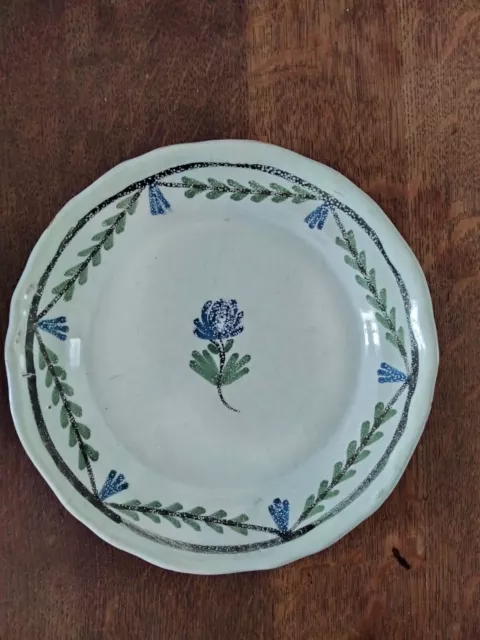 Assiette cul noir faience Rouen Forges les eaux