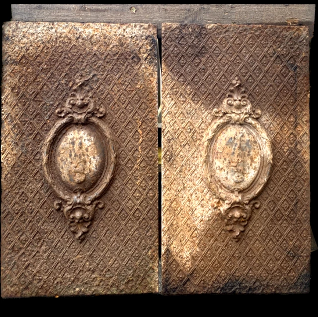 deux plaques d'intérieur de cheminée en fonte de fer . XIX siècle