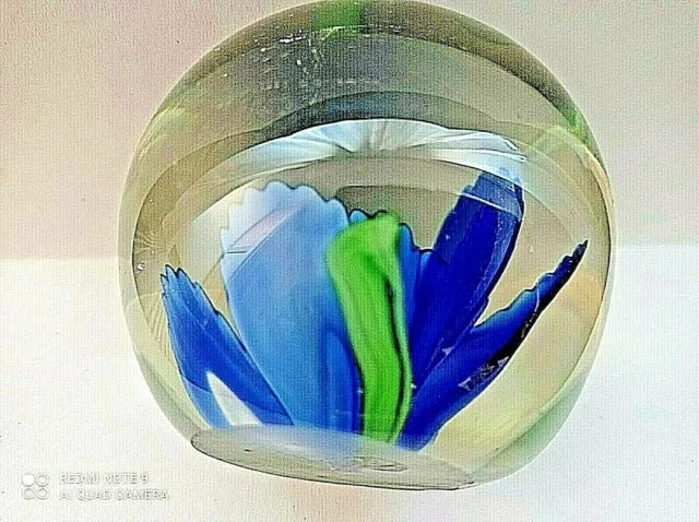 Antiker Wunderschöner  Briefbeschwerer Glas Kugel   blaue Blume 7x8 cm