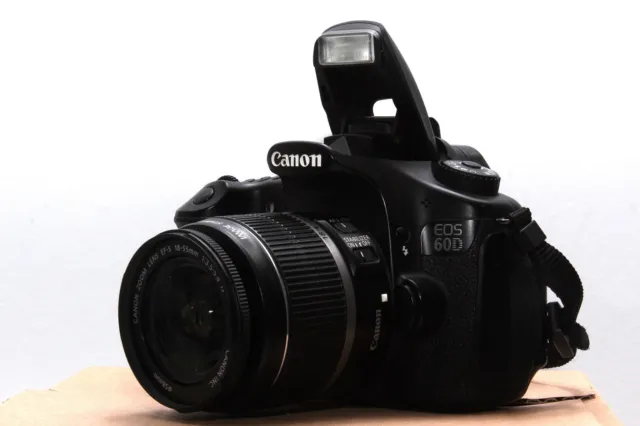 Canon EOS 60D 18 MP FULL HD DSLR + Canon EF-S 18-55mm IS Objektiv + Zub..