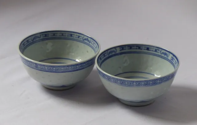 Bol à riz traditionnelle Chinois bleu et blanc en Porcelaine, signé au dessous