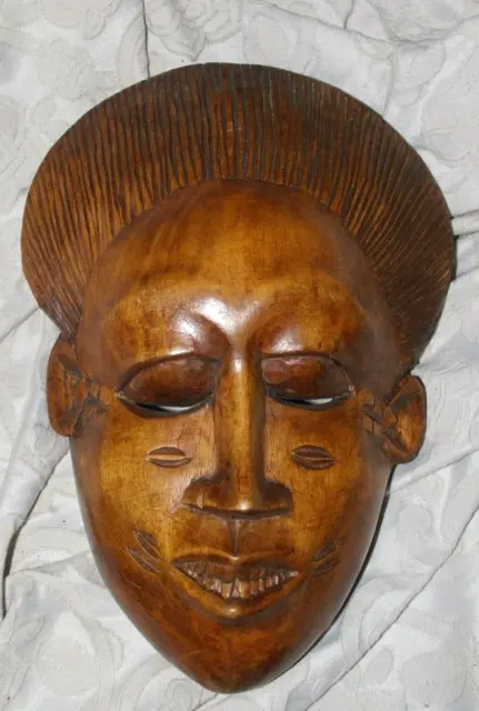masque africain ancien en bois sculpté