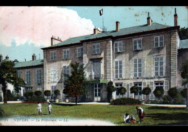 NEVERS (58) JARDIN animé de la PREFECTURE en 1913