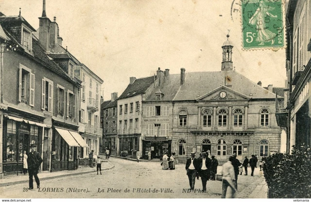 S9995 cpa 58 Lormes - La Place de l' Hôtel de Ville