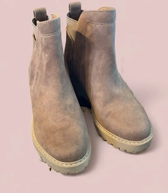 New Dolce Vita Haddie Chelsea Boots Size 6.5 M Taupe Suede Beautiful Boots