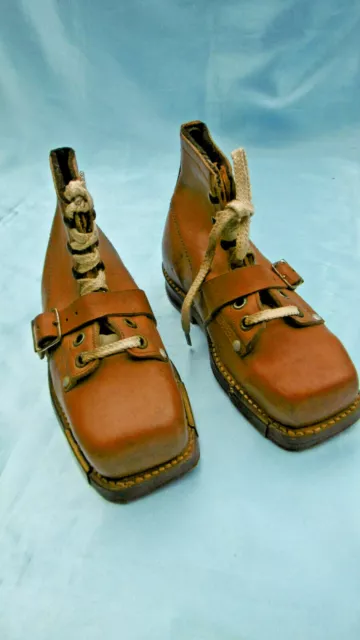 ancienne paire de galoche montante en cuir (a ski ?)