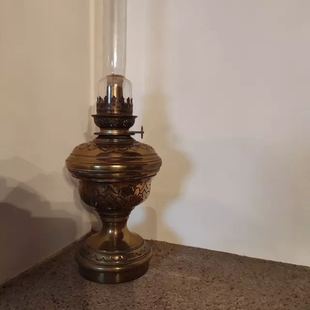 Très belle et grande lampe à pétrole ancienne en laiton