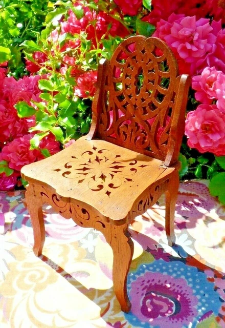 ANCIENNE PETITE CHAISE EN BOIS SCULPTE POUR POUPÉE ANCIENNE XIXe