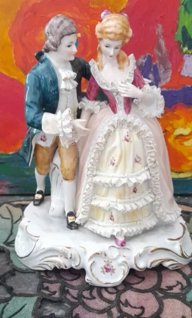 Figurine Statuette D'un Couple Superbe En porcelaine Dentelles