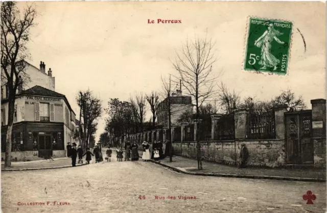 CPA LE PERREUX Rue des Vignes. (509406)