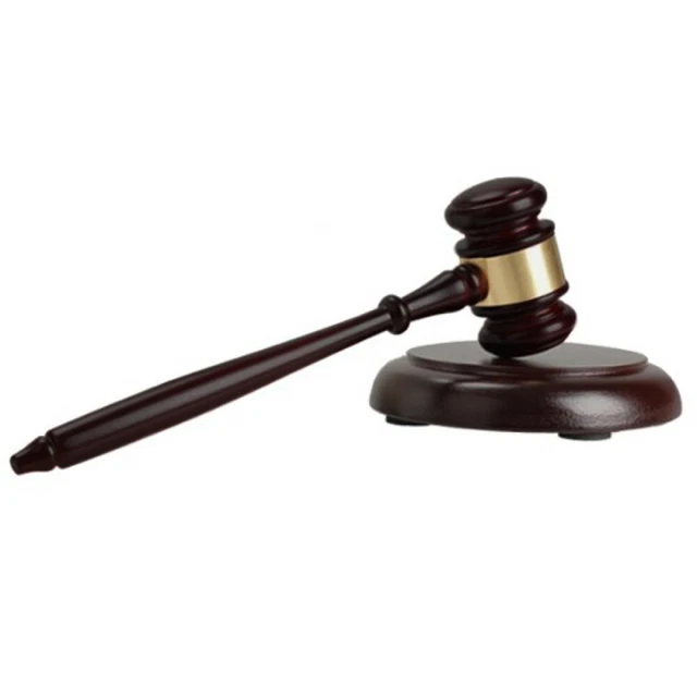 Un Homme Avocat Ou Une Main De Juge Frappe Le Marteau Sur Le Bloc Sonore, Travaillant à La Salle