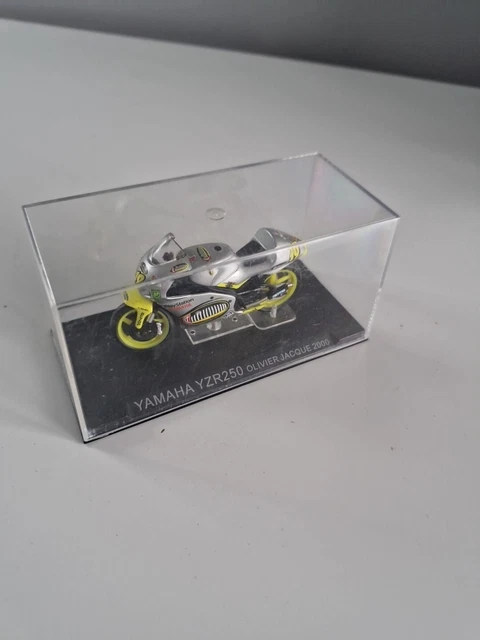 Yamaha YZR250 de Olivier Jacque en 2000 - 1/24ème en boite Yamaha YZR250 de Olivier Jacque en 2000 - 1/24ème en boite