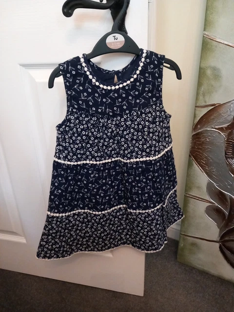 Abito completamente foderato George Girls con stampa floreale bianco e blu scuro età da 4 a 5 anni