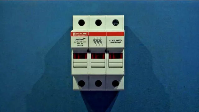 Mersen UltraSafe Indicating Class CC Fuse Holder 3 Poles USCC3I