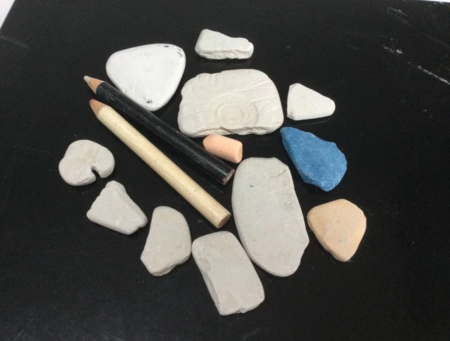 una colección de tizas y lápices de sastrería vintage