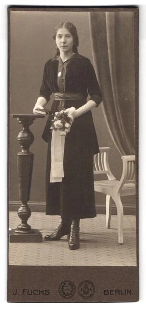 Fotografie J. Fuchs, Berlin, Friedrichstraße 108, junge Konfirmandin