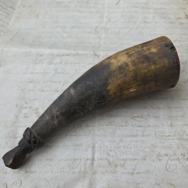 Poire à Poudre En Corne à Décor De Chasse Au Dragon - Travai