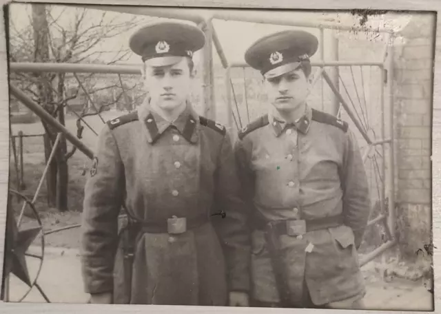 Due bei ragazzi dell'esercito sovietico Vecchia foto vintage antica URSS