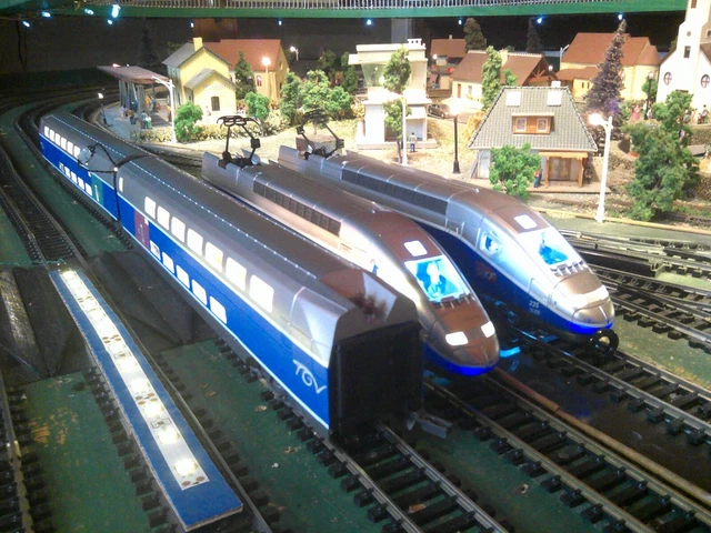 TRAIN ELECTRIQUE - TGV DUPLEX Mehano avec éclairage réversible  HO 1/87 -N° 3